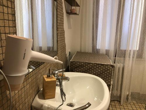 ein Waschbecken mit einem Haartrockner darüber in der Unterkunft Ankon Apartment Palazzo Mazzini in Ancona