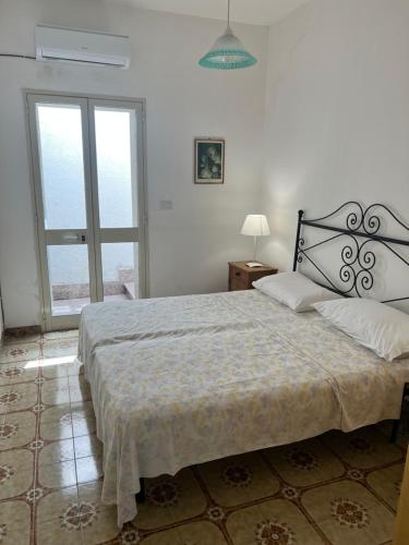 een slaapkamer met een groot bed en een raam bij Nella splendida cornice di Santa Cesarea terme in Santa Cesarea Terme