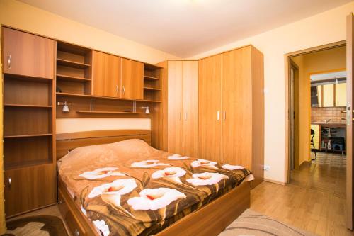 - une chambre avec un lit recouvert de cygnes blancs dans l'établissement Sky Residence, à Bucarest