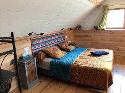 - une chambre avec un lit dans une cabine dans l'établissement Chambre d'Hôtes - Eco Gîte la Grange, à Fos