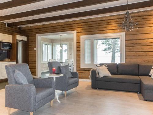 ein Wohnzimmer mit einer Couch und zwei Sesseln in der Unterkunft Holiday Home Rantala by Interhome in Raiskio