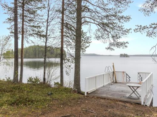 ein Steg an einem See mit einer Bank darauf in der Unterkunft Holiday Home Rantala by Interhome in Raiskio