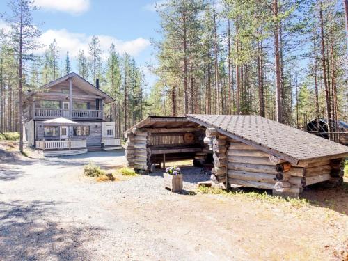 eine Blockhütte mitten im Wald in der Unterkunft Holiday Home Uuttuniemi by Interhome in Kuusamo