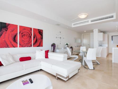 ein Wohnzimmer mit weißen Möbeln und einem roten Gemälde in der Unterkunft Apartment Cortesin Retreat by Interhome in Casares