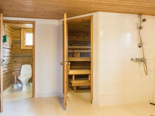 La salle de bains est pourvue de toilettes et d'une cabine de douche. dans l'établissement Holiday Home Livon pirtti 2 by Interhome, à Posio