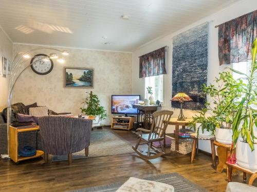a living room with a couch and a tv at Holiday Home Mirkunranta by Interhome in Salla