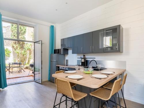 une cuisine avec une grande table et des chaises en bois dans l'établissement Apartment Vue Solidor-1 by Interhome, à Saint-Malo