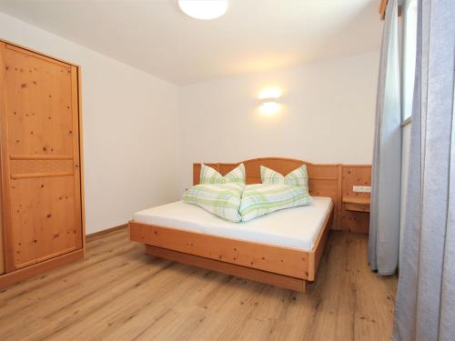 - une petite chambre avec un lit et une armoire dans l'établissement Apartment Bernadette by Interhome, à Aschau