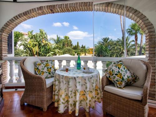 eine Veranda mit einem Tisch und Stühlen sowie einem großen Fenster in der Unterkunft Holiday Home Villa Jolanda by Interhome in Denia