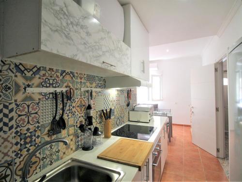 uma cozinha com um lavatório e uma bancada em Holiday Home Rainbow by Interhome em Benidorm