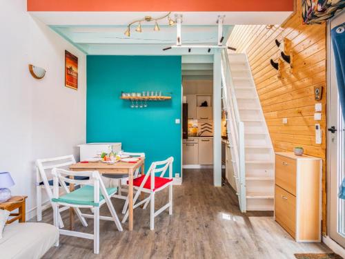 une salle à manger et une cuisine avec une table et des chaises dans l'établissement Apartment Parc d'hiver by Interhome, à Mimizan