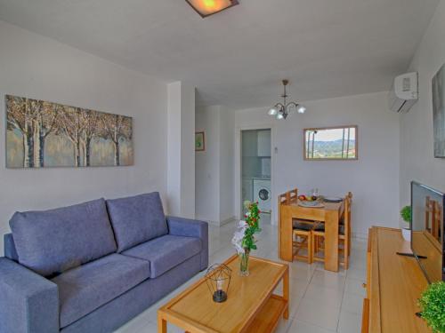 salon z niebieską kanapą i stołem w obiekcie Apartment Apolo VII-9 by Interhome w mieście Calpe