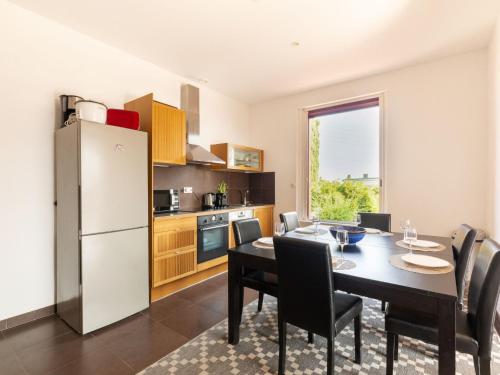 Il comprend une cuisine équipée d'une table à manger et d'un réfrigérateur. dans l'établissement Apartment Grace by Interhome, à Saint-Raphaël