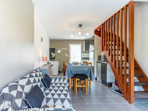 Il comprend un salon et une cuisine avec une table et un canapé. dans l'établissement Holiday Home Les brigantines-2 by Interhome, au Barcarès