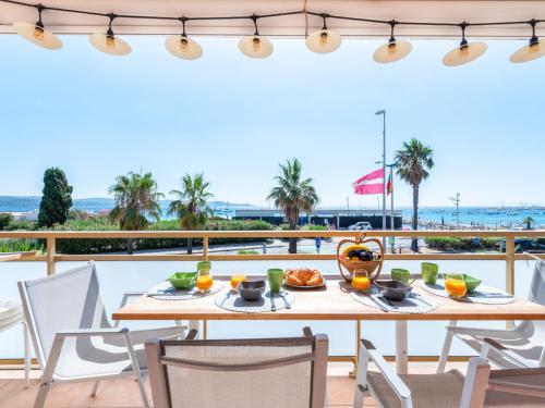 une table et des chaises sur un balcon avec vue sur l'océan dans l'établissement Studio La Croix du Sud-27 by Interhome, à Cavalaire-sur-Mer