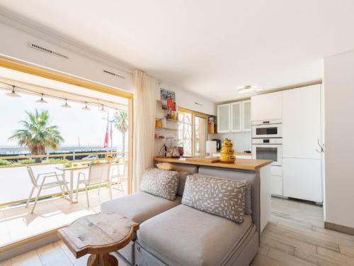 un salon avec un canapé et une cuisine dans l'établissement Studio La Croix du Sud-27 by Interhome, à Cavalaire-sur-Mer
