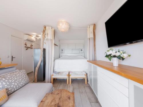 une petite chambre avec un lit et une télévision dans l'établissement Studio La Croix du Sud-27 by Interhome, à Cavalaire-sur-Mer