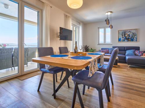 jadalnia ze stołem, krzesłami i kanapą w obiekcie Holiday Home Villa Vali 2 by Interhome w mieście Vrbnik