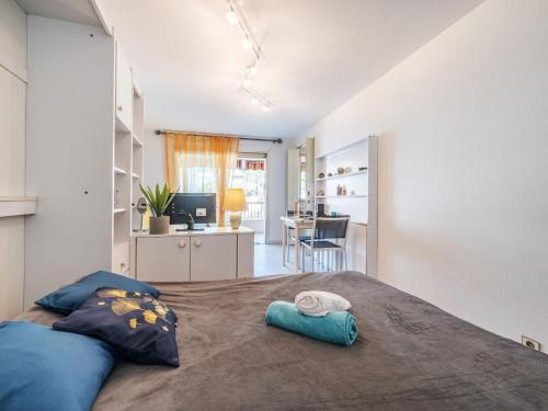 une chambre avec un lit avec deux oreillers dessus dans l'établissement Studio Le Mercure by Interhome, à Cannes