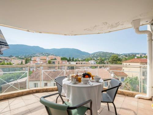 - une table sur un balcon avec vue sur la ville dans l'établissement Apartment Turquoise-10 by Interhome, à Cavalaire-sur-Mer