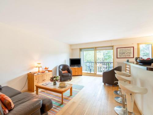 un salon avec un canapé et une table dans l'établissement Apartment Les Princes-2 by Interhome, à Deauville