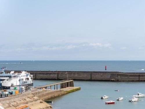 un groupe de bateaux dans l'eau près d'une jetée dans l'établissement Apartment Résidence Kerentrech-5 by Interhome, à Quiberon