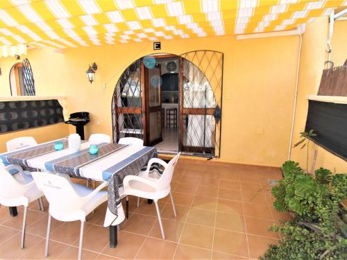 un patio con mesa y sillas y una habitación en Holiday Home Alkabir Playa by Interhome, en El Campello
