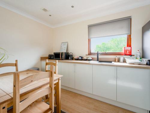 Dapur atau dapur kecil di Apartment Loch Ness View by Interhome