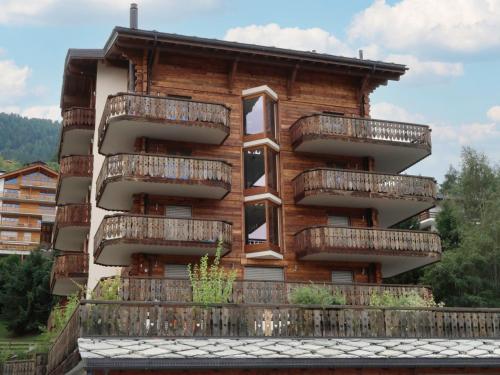 un edificio con balcones en un lateral en Apartment Coeur des Alpes 301 by Interhome, en Nendaz