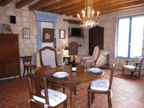 ein Wohnzimmer mit einem Holztisch und Stühlen in der Unterkunft Holiday Home Les Landes du Chinonais by Interhome in Huismes