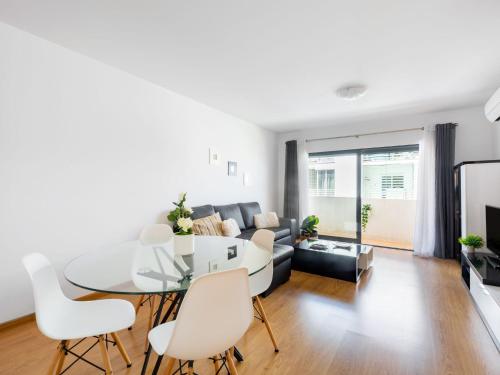 un soggiorno con tavolo, sedie e divano di Apartment Sweet Wave by Interhome a Olhão