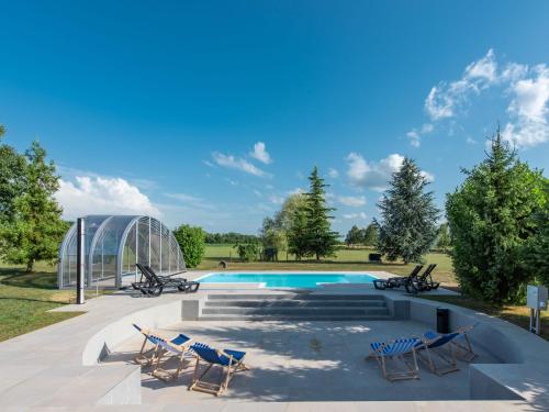 uma piscina com cadeiras e uma estufa em Villa Adriana by Interhome em Ivanic-Grad