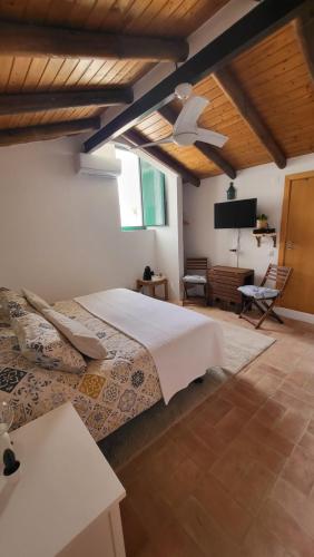 1 dormitorio con 2 camas y TV de pantalla plana en Casa Aventura, en Boliqueime