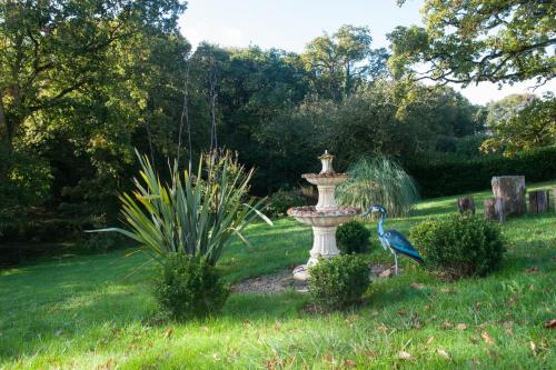 Taman di luar Manoir La Haie Chapeau