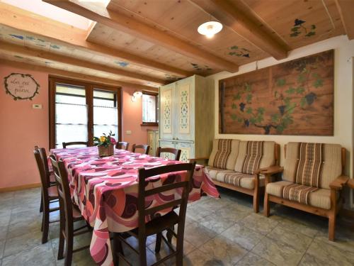 ein Esszimmer mit einem Tisch, Stühlen und einem Sofa in der Unterkunft Apartment La Cá Vegia-2 by Interhome in San Cassiano