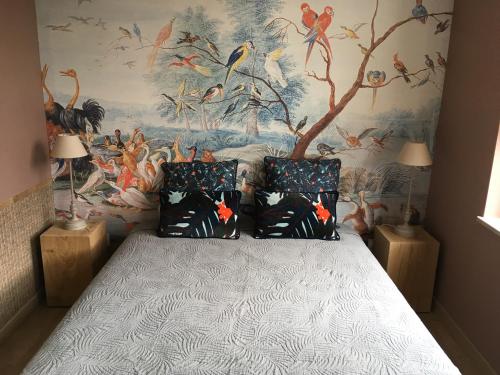 オンフルールにあるLa cage aux oiseauxのベッドルーム1室(壁に絵画が描かれたベッド1台付)