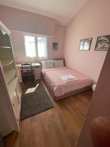 une petite chambre avec un lit et un bureau dans l'établissement Luxurious, Quiet, and Peaceful, 3 floor villa, 5km from Monaco, à La Turbie