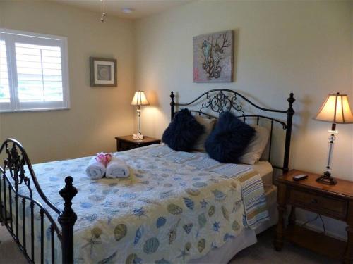 - une chambre avec un lit avec deux animaux rembourrés dans l'établissement SUNNY MORNINGS * 4 bed/2.5 bath * gulf access *, à Cape Coral