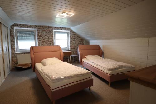 a room with two beds in a room at Haus Flieder in Krummhörn