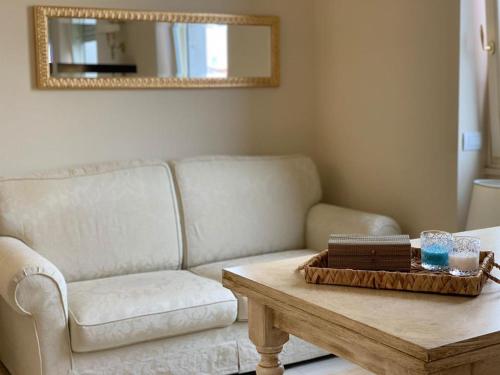 uma sala de estar com um sofá e uma mesa de centro em Fifty Eight Suite Milan Larga em Milão
