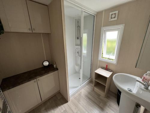 een badkamer met een douche en een wastafel bij ZP 508 - Camping de Zandput in Vrouwenpolder