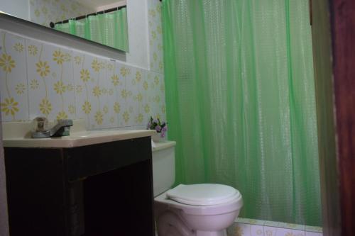 Un baño de Hosting and Travel Services 420