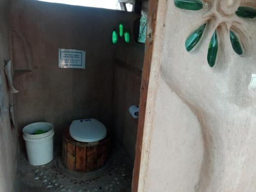 uma pequena casa de banho com WC e uma lata de lixo em Kibbutz Lotan Eco-Campus 