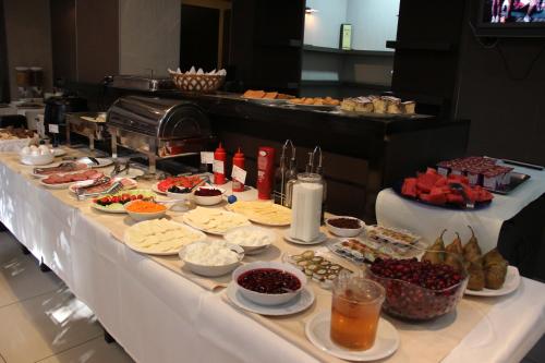 فندق إلياني في تبليسي: طابور بوفيه مع مقبلات وطعام على طاولة