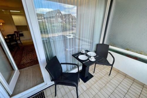einen Balkon mit einem Tisch und Stühlen in der Unterkunft App. 15 in Westerland