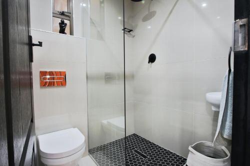 Ένα μπάνιο στο Simla Luxury Apartments 9