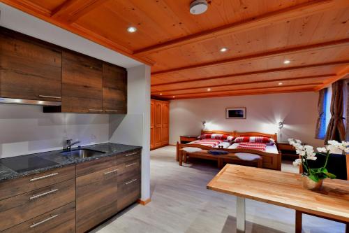 een keuken en een woonkamer met een bank bij Studio Eigerblick in Grindelwald