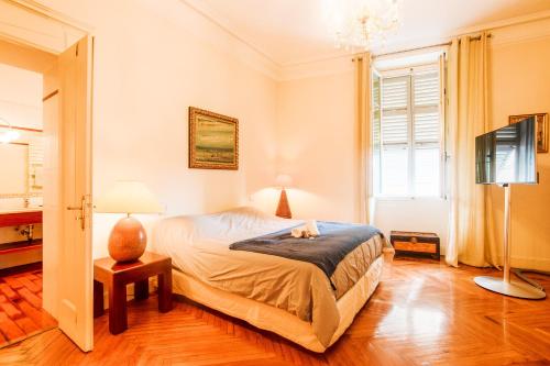 une chambre avec un lit et une télévision à écran plat dans l'établissement PALAIS ALBERT 1ER AP4292 By Riviera Holiday Homes, à Nice
