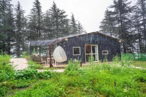 a small house in the middle of a field at HANO Peak in Nāldera