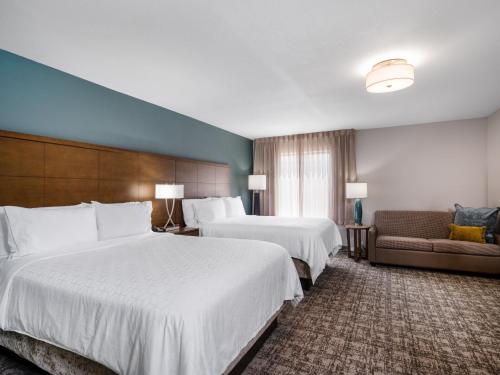 מיטה או מיטות בחדר ב-Staybridge Suites - Sioux City Southeast, an IHG Hotel